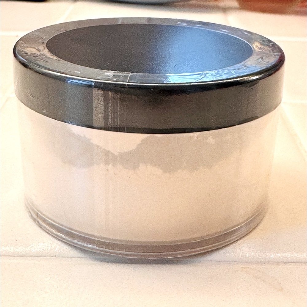 Translucent Loose Setting Powder New and Sealed.